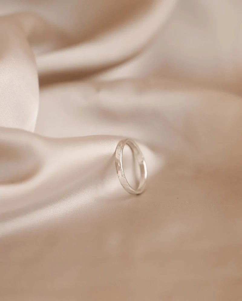 Bague en argent martelé recyclé