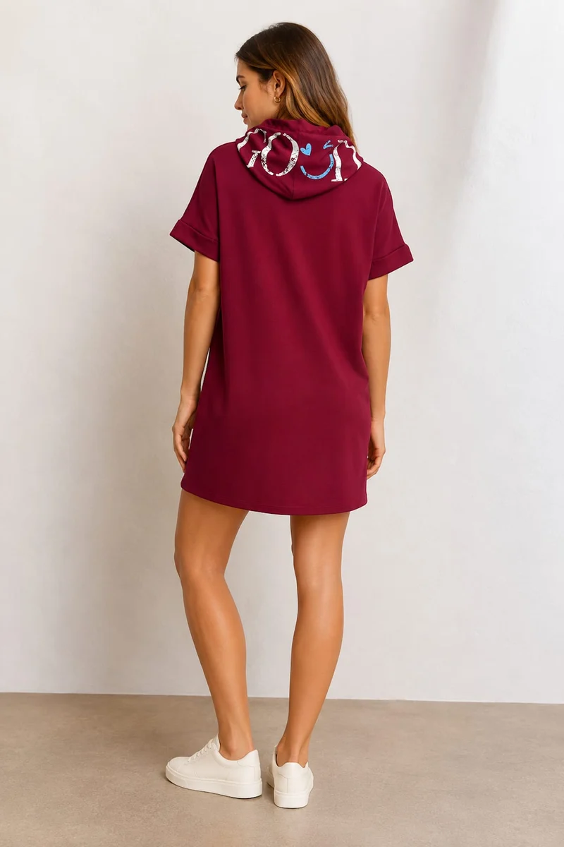 Robe courte à capuchon