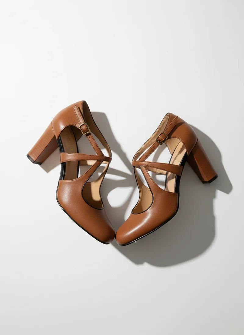 Talons femme à talon épais avec bride ajustable et design découpé