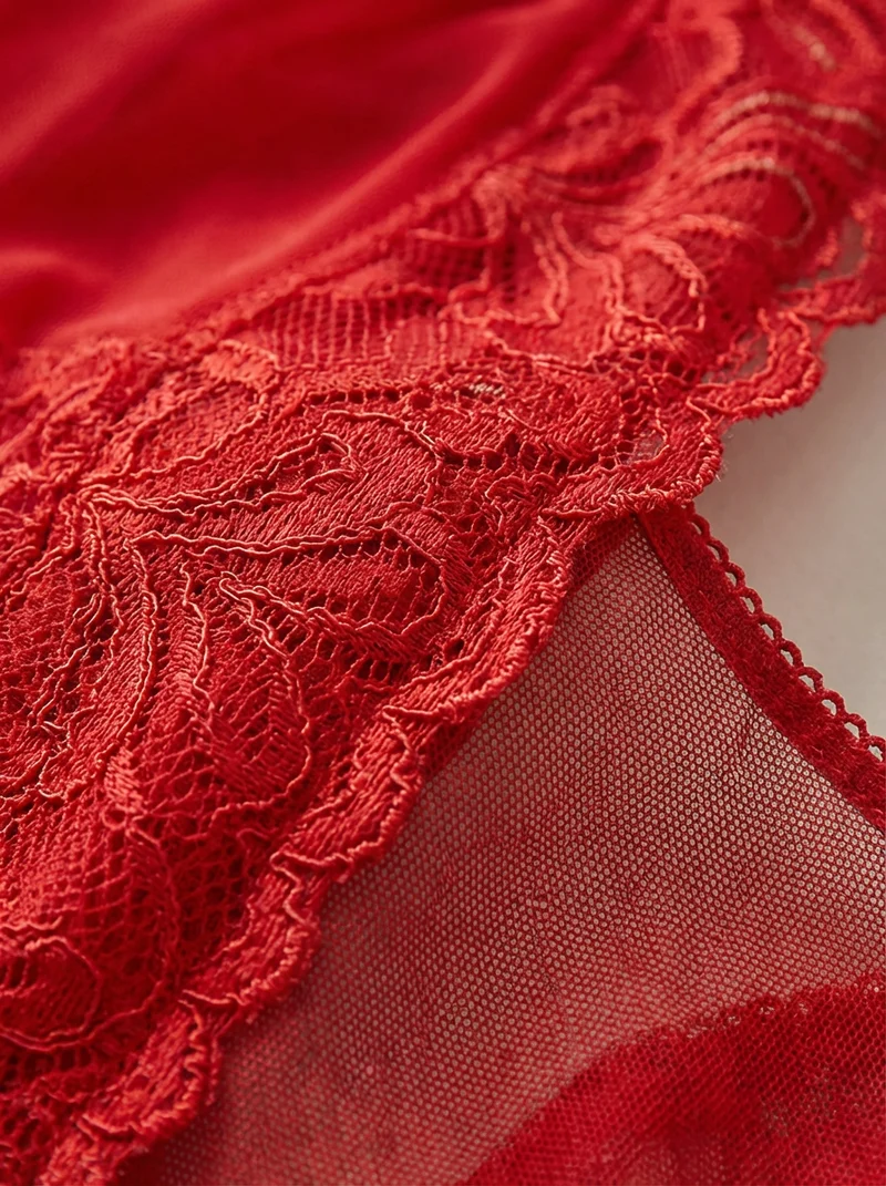 Teddy en Dentelle Élégant avec Superposition en Maille Aérée