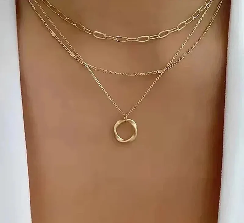 Collier Doré Superposé avec Pendentif