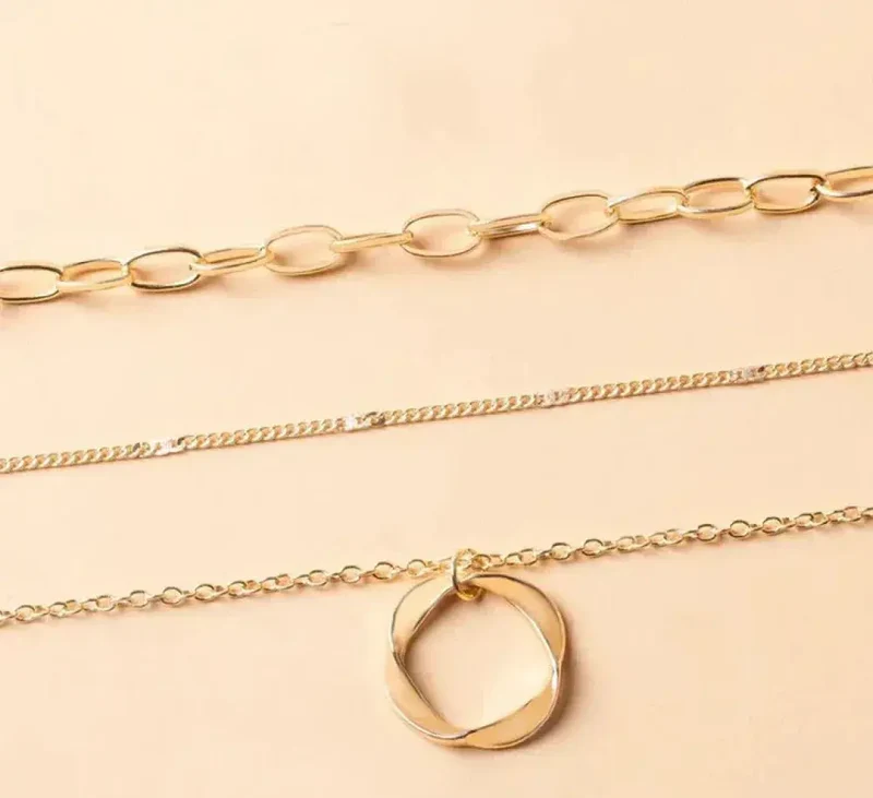 Collier Doré Superposé avec Pendentif
