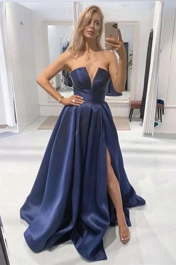 Élégante robe de soirée bleu marine sans manches avec fente jusqu'aux cuisses
