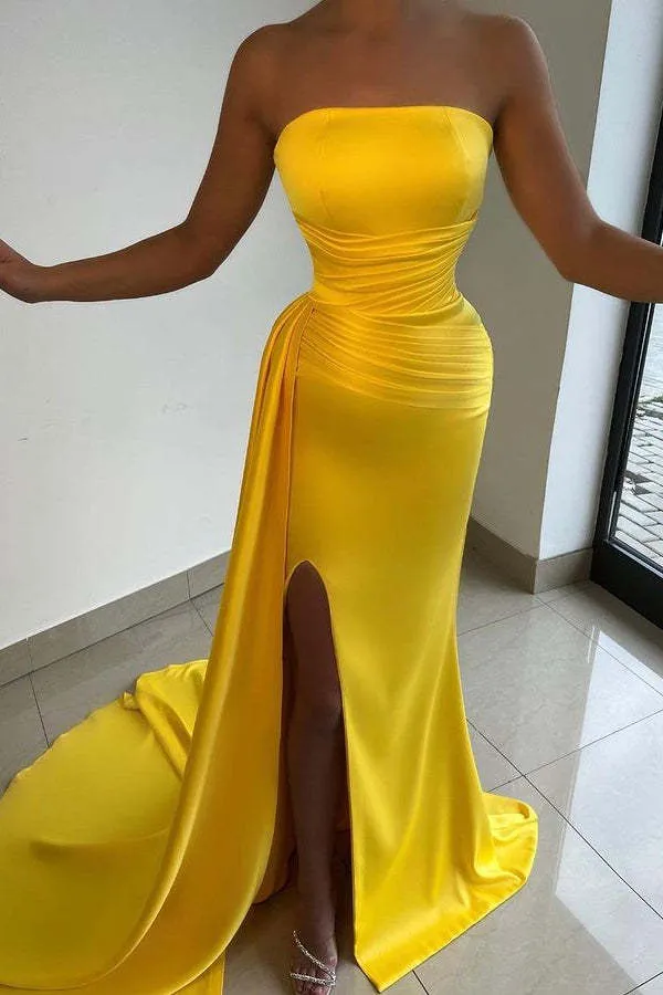 Robe de bal élégante jaune clair sans manches, plissée et fendue