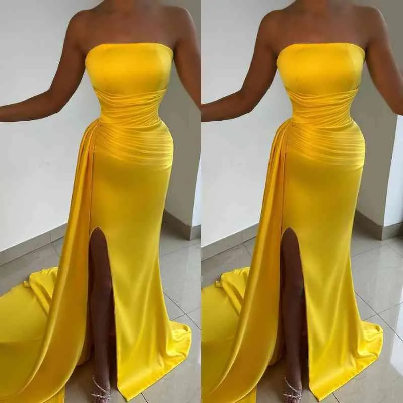 Robe de bal élégante jaune clair sans manches, plissée et fendue