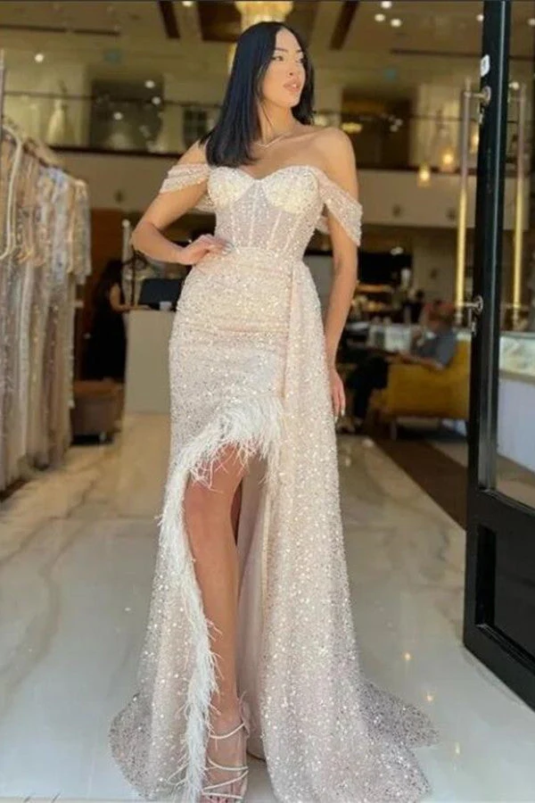 Charmante robe de bal champagne à paillettes et épaules dénudées avec des accents de plumes