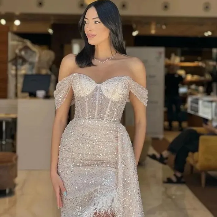 Charmante robe de bal champagne à paillettes et épaules dénudées avec des accents de plumes