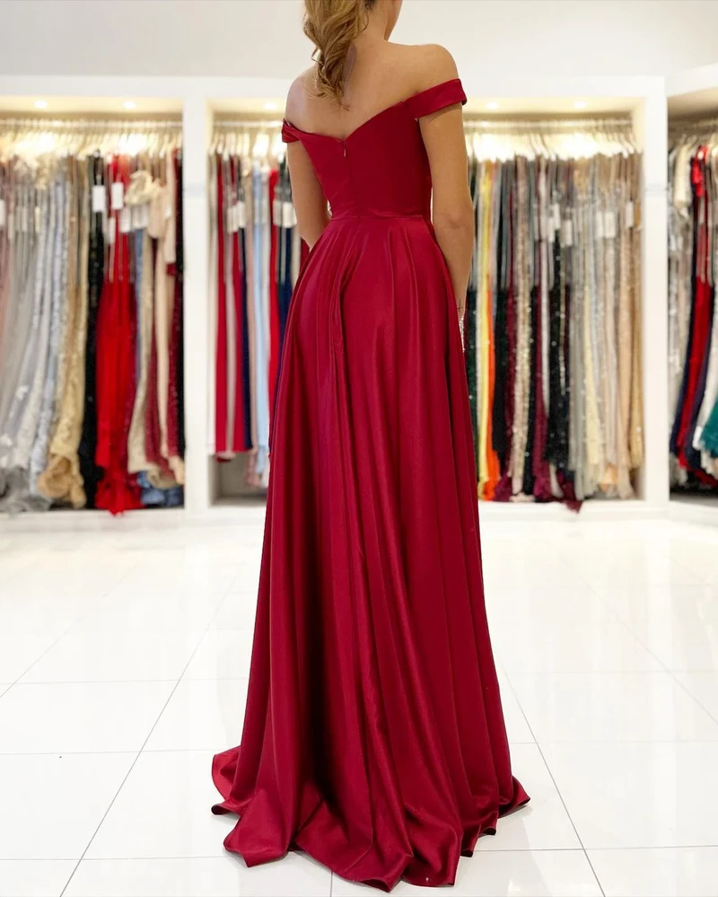 Robe de bal bordeaux à épaules dénudées et fente élégante