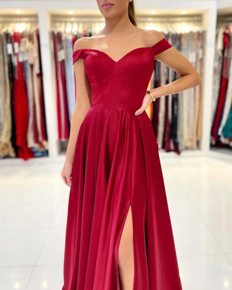 Robe de bal bordeaux à épaules dénudées et fente élégante
