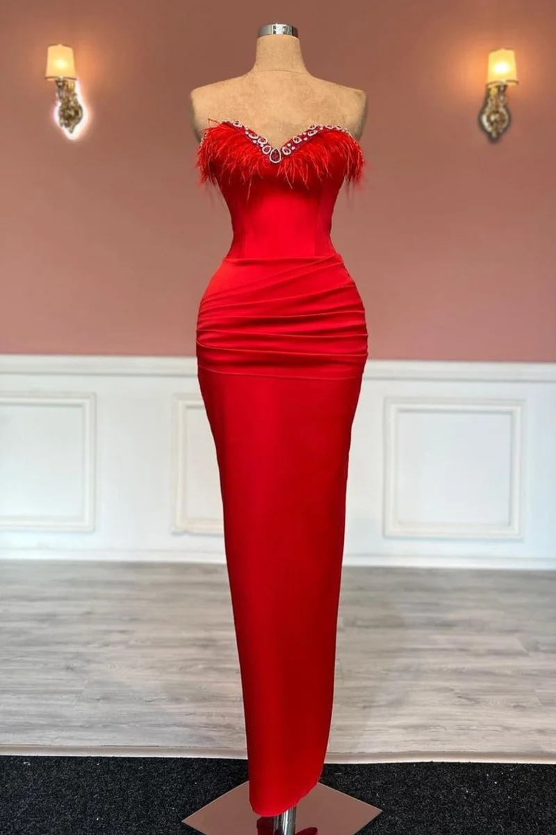 Charmante robe de bal rouge sans manches en satin avec décolleté en cœur et décoration à pompons
