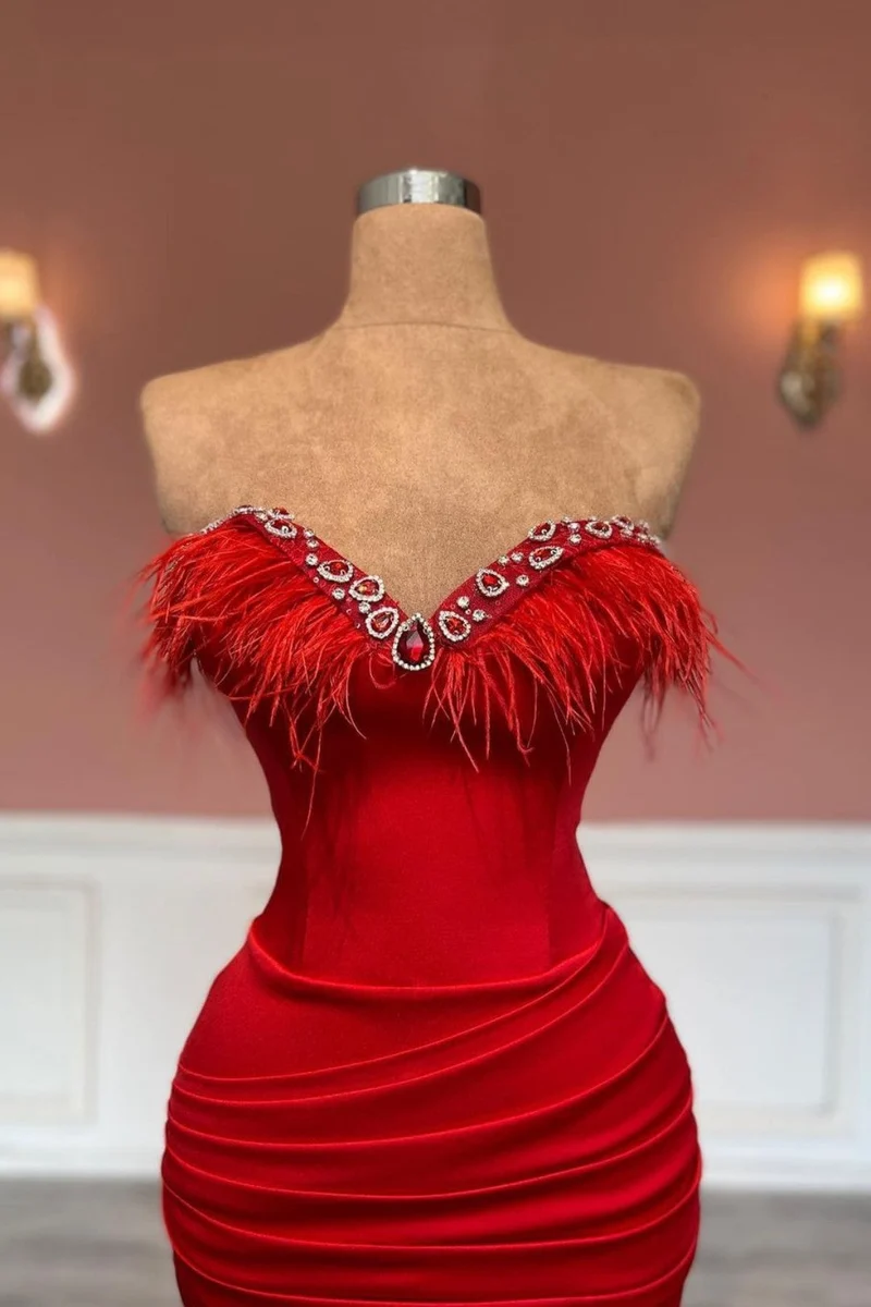Charmante robe de bal rouge sans manches en satin avec décolleté en cœur et décoration à pompons