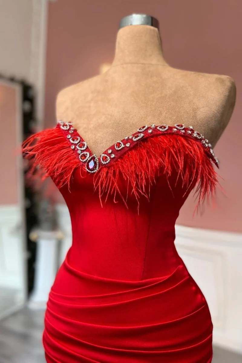 Charmante robe de bal rouge sans manches en satin avec décolleté en cœur et décoration à pompons
