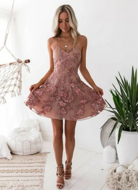 Robe de soirée élégante à appliqués floraux roses, mini, bretelles spaghetti et dentelle