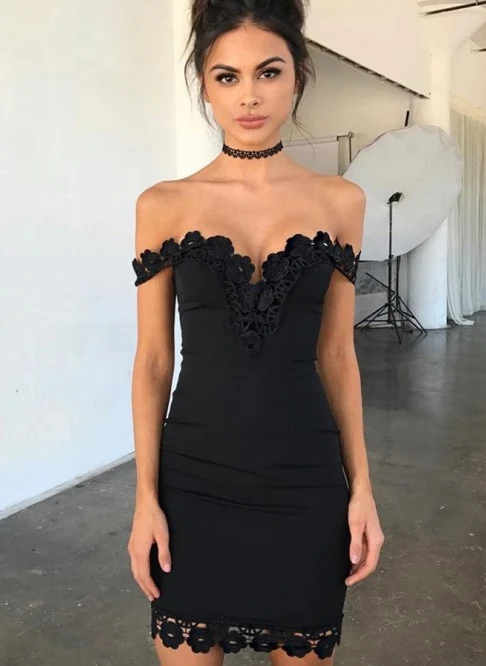 Robe de cocktail courte fourreau chic à épaules dénudées et appliques en dentelle pour les événements de retour à la maison