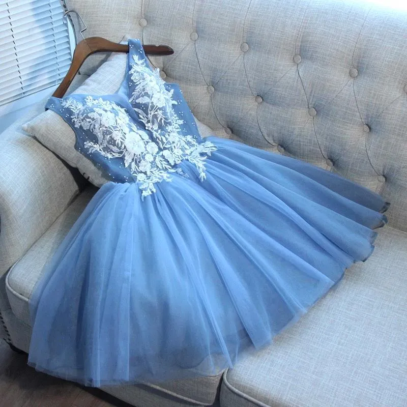 Robe de soirée élégante bleue à col en V, manches courtes et appliqués