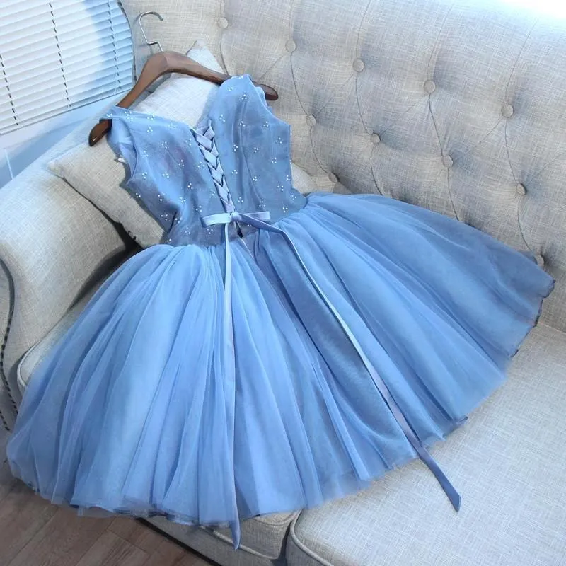 Robe de soirée élégante bleue à col en V, manches courtes et appliqués