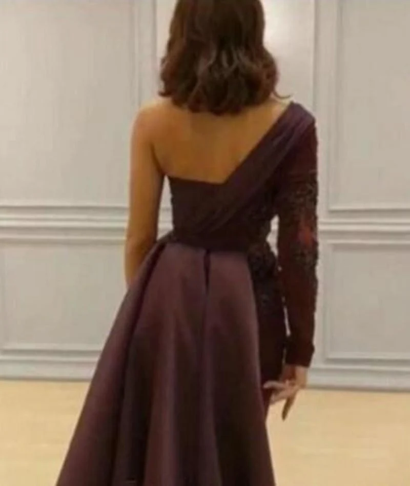 Robe fourreau longue élégante à une épaule avec appliques : parfaite pour les soirées