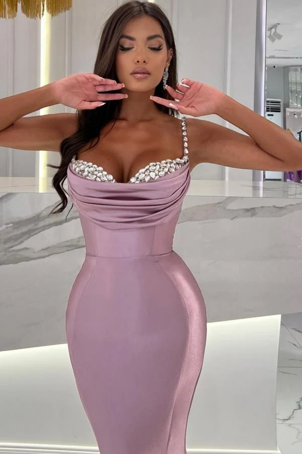 Robe de bal sirène élégante en satin froncé avec bretelles spaghetti perlées, longueur au sol
