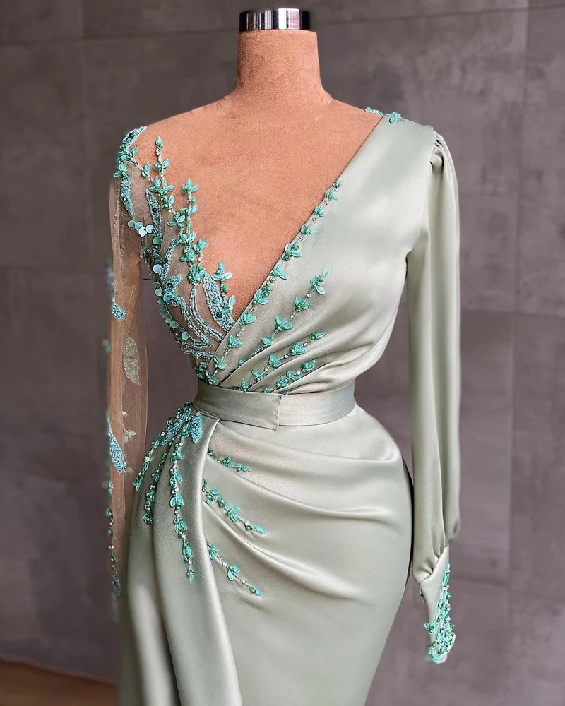 Robe de soirée sirène élégante en satin à col en V et manches longues avec appliques perlées