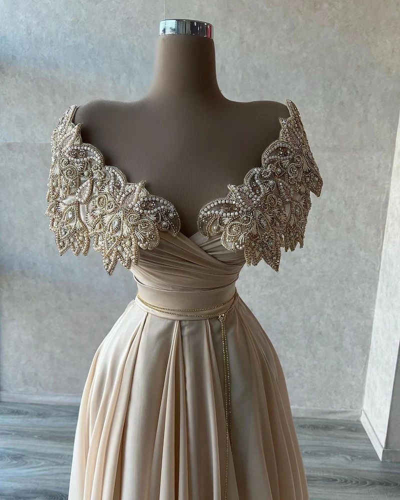 Robe de bal élégante en satin à épaules dénudées et paillettes, idéale pour les soirées