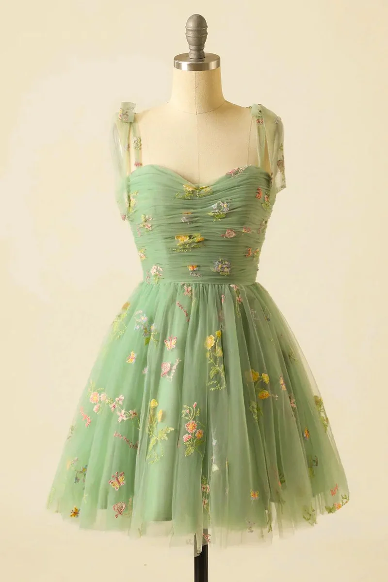 Robe de soirée courte brodée de fleurs vert sauge