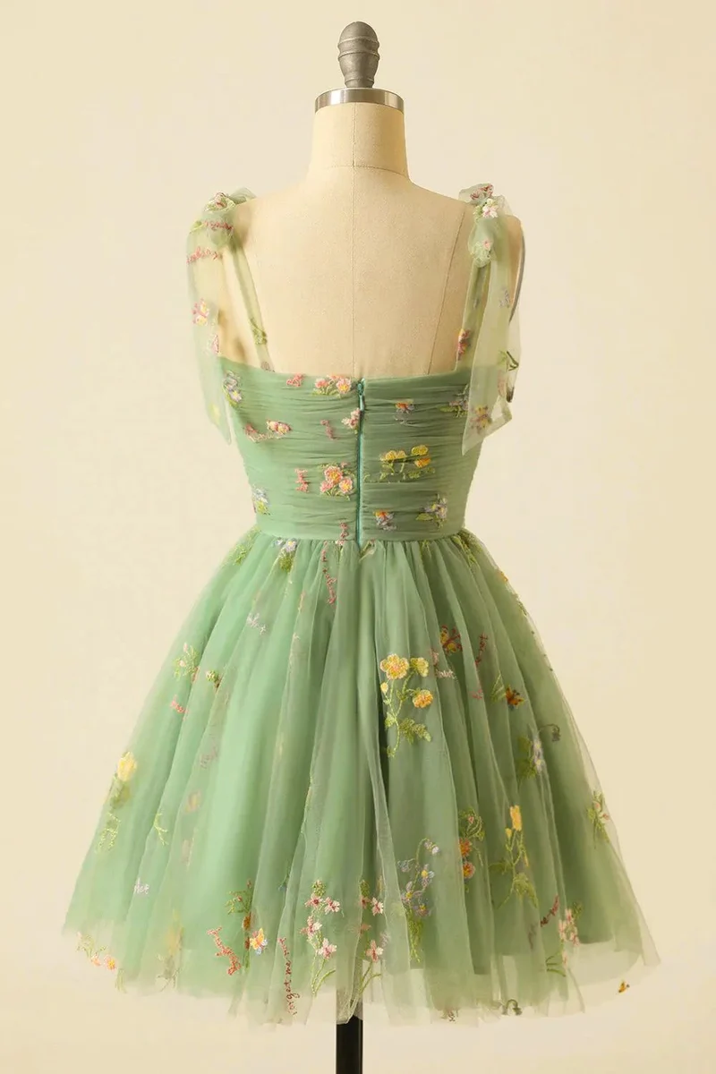 Robe de soirée courte brodée de fleurs vert sauge