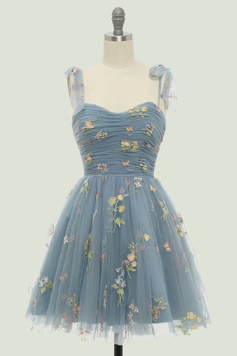 Robe de soirée courte brodée de fleurs bleu poussiéreux
