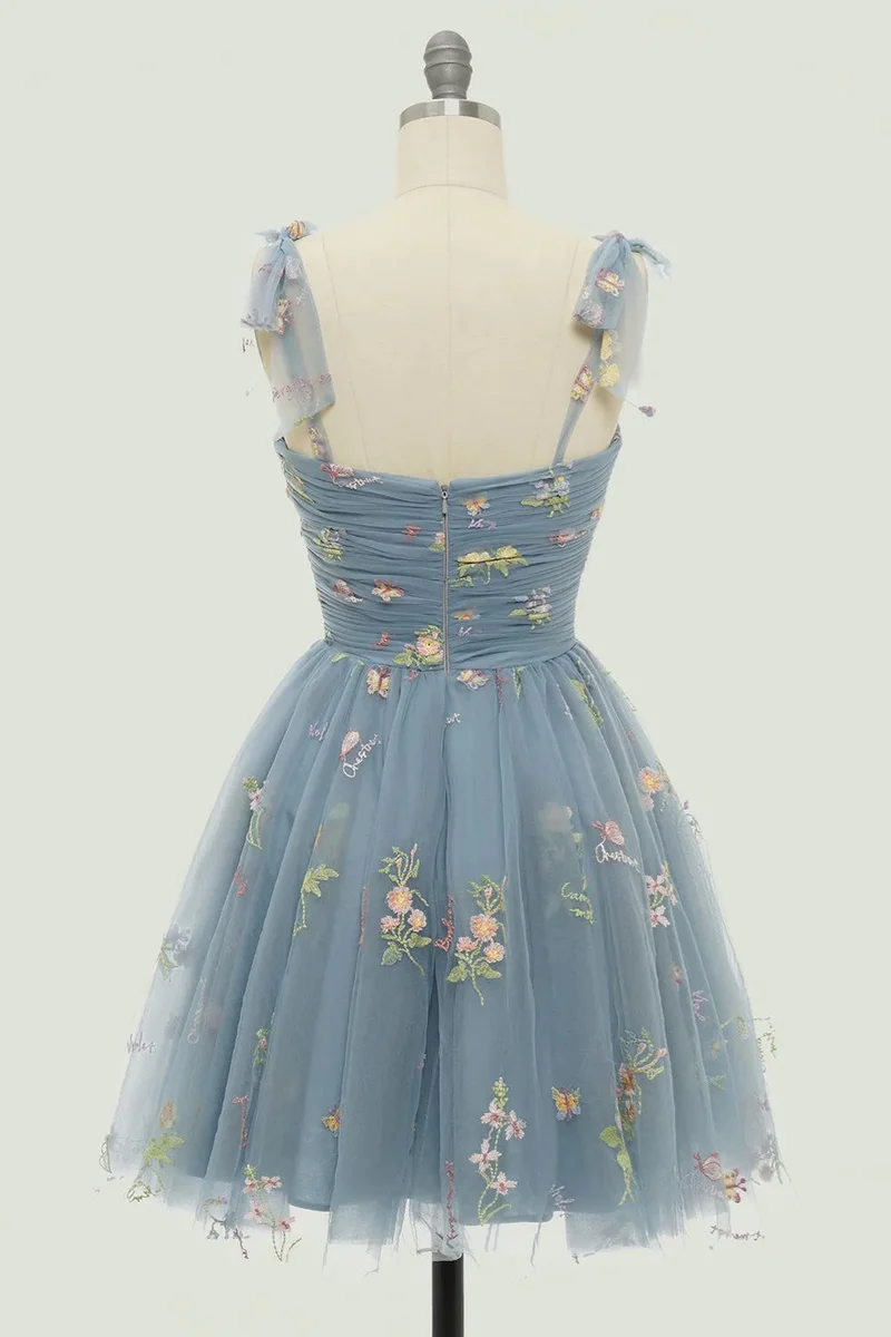Robe de soirée courte brodée de fleurs bleu poussiéreux