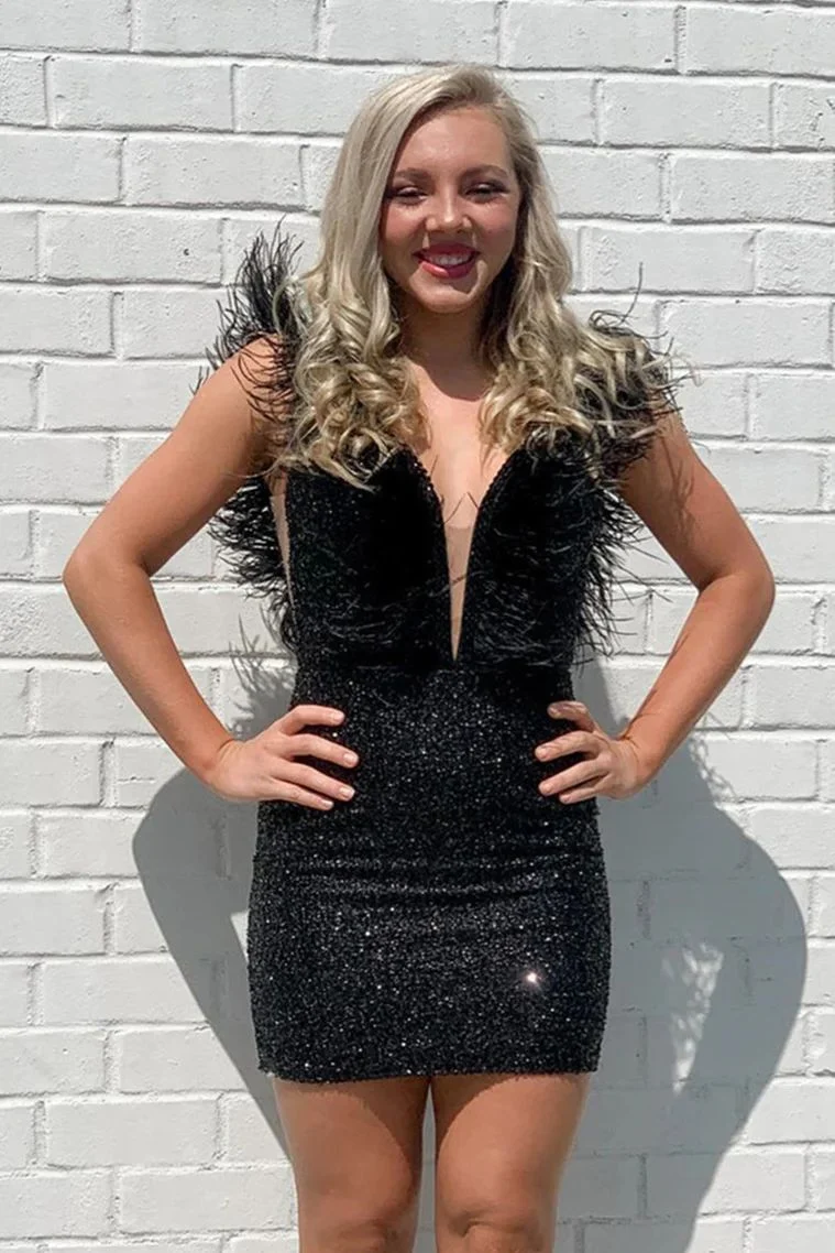 Robe de soirée moulante noire à paillettes et plumes dans le dos