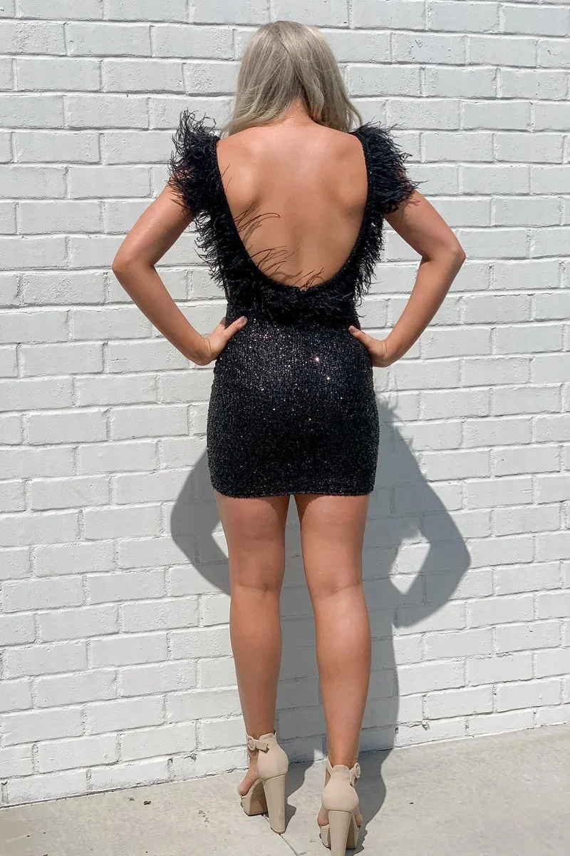 Robe de soirée moulante noire à paillettes et plumes dans le dos