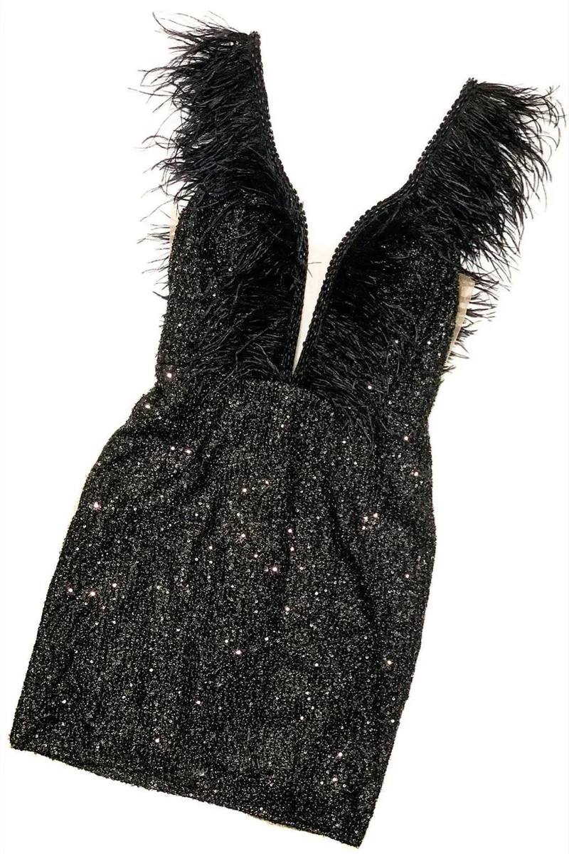Robe de soirée moulante noire à paillettes et plumes dans le dos