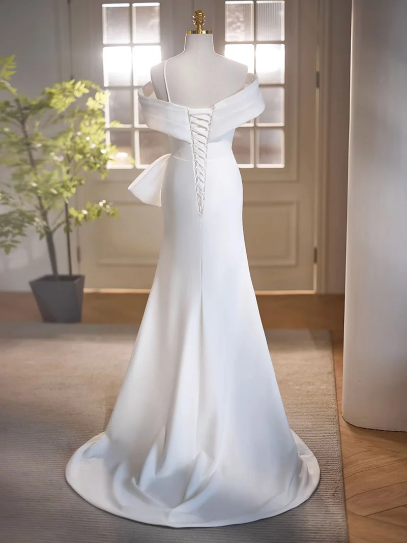 Robe de soirée longue en satin blanc à épaules dénudées | Robe formelle blanche avec fente