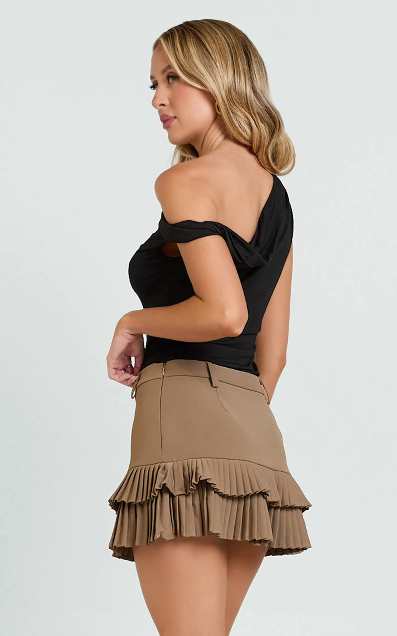 Felicia Mini Skirt - Mid Rise Drop Waist Pleated Skirt in Mocha