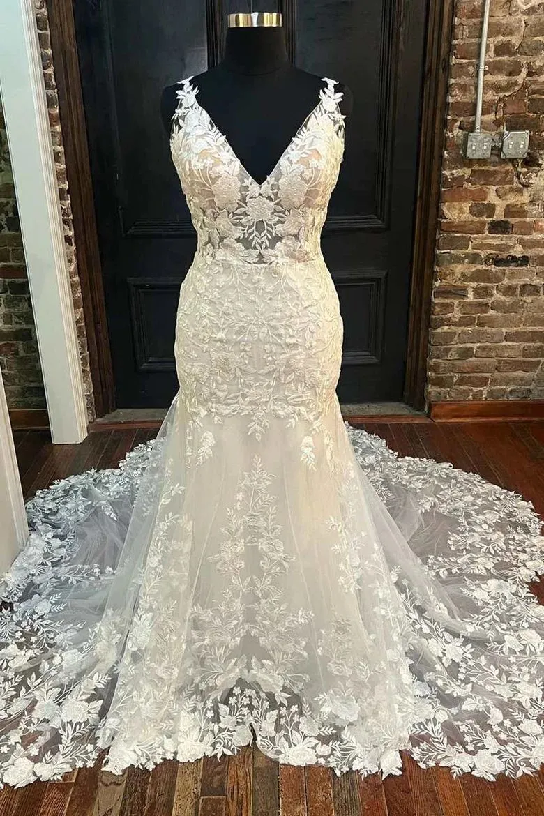Robe de mariée sirène grande taille avec des appliques en dentelle et col en V pour mariées courbées