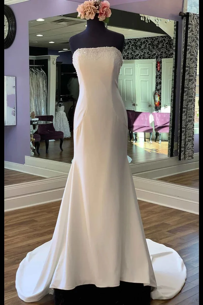 Robe de mariée simple à encolure perlée et sans bretelles
