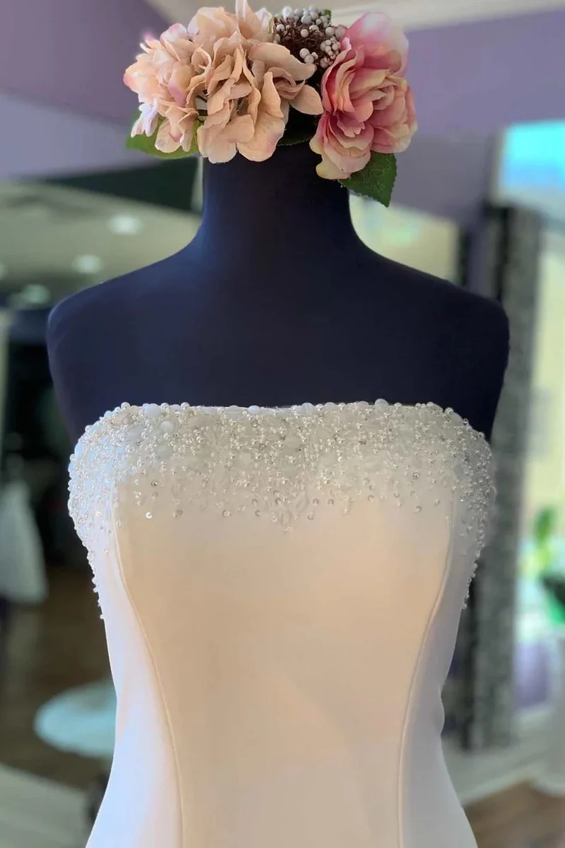 Robe de mariée simple à encolure perlée et sans bretelles