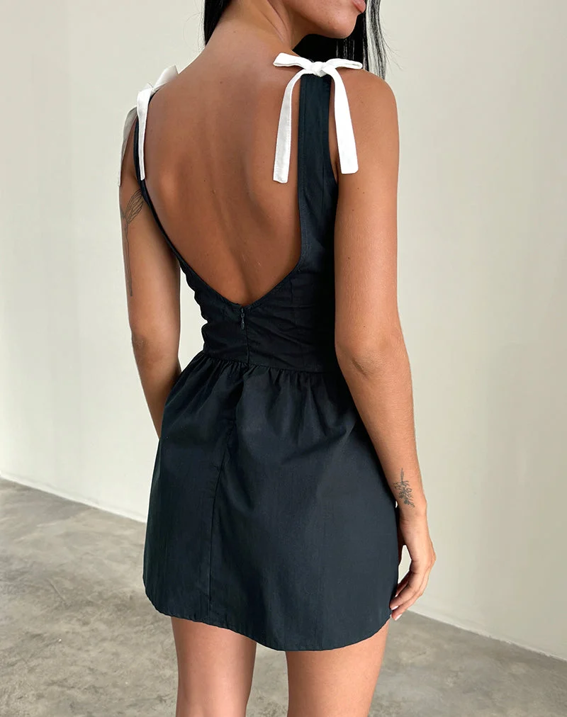 Mini robe Taleshi en noir avec claquettes et nœuds en blanc cassé