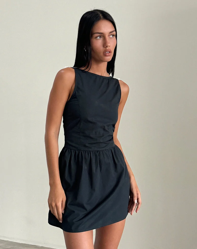Mini robe Taleshi en noir avec claquettes et nœuds en blanc cassé