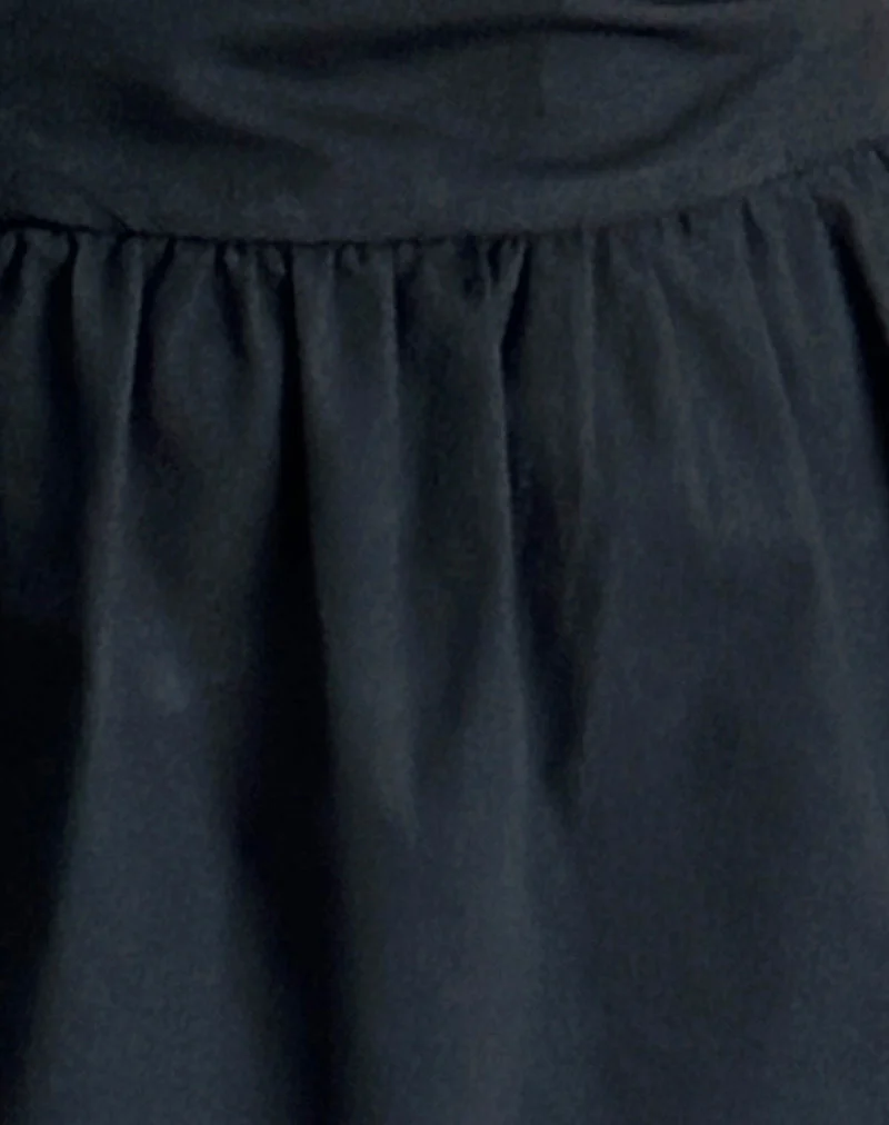 Mini robe Taleshi en noir avec claquettes et nœuds en blanc cassé
