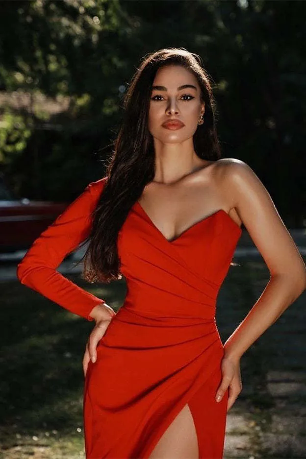Charmante robe de bal rouge asymétrique en charmeuse avec fente plissée