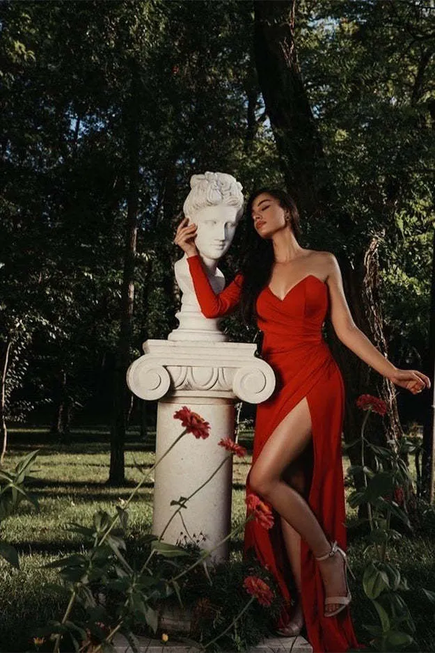 Charmante robe de bal rouge asymétrique en charmeuse avec fente plissée