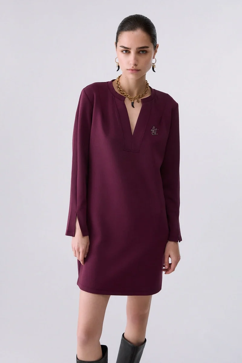 Robe courte à encolure en V et manches longues