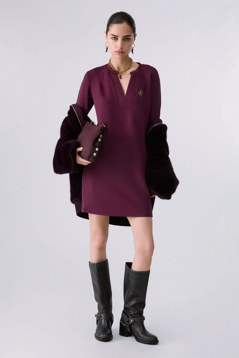 Robe courte à encolure en V et manches longues