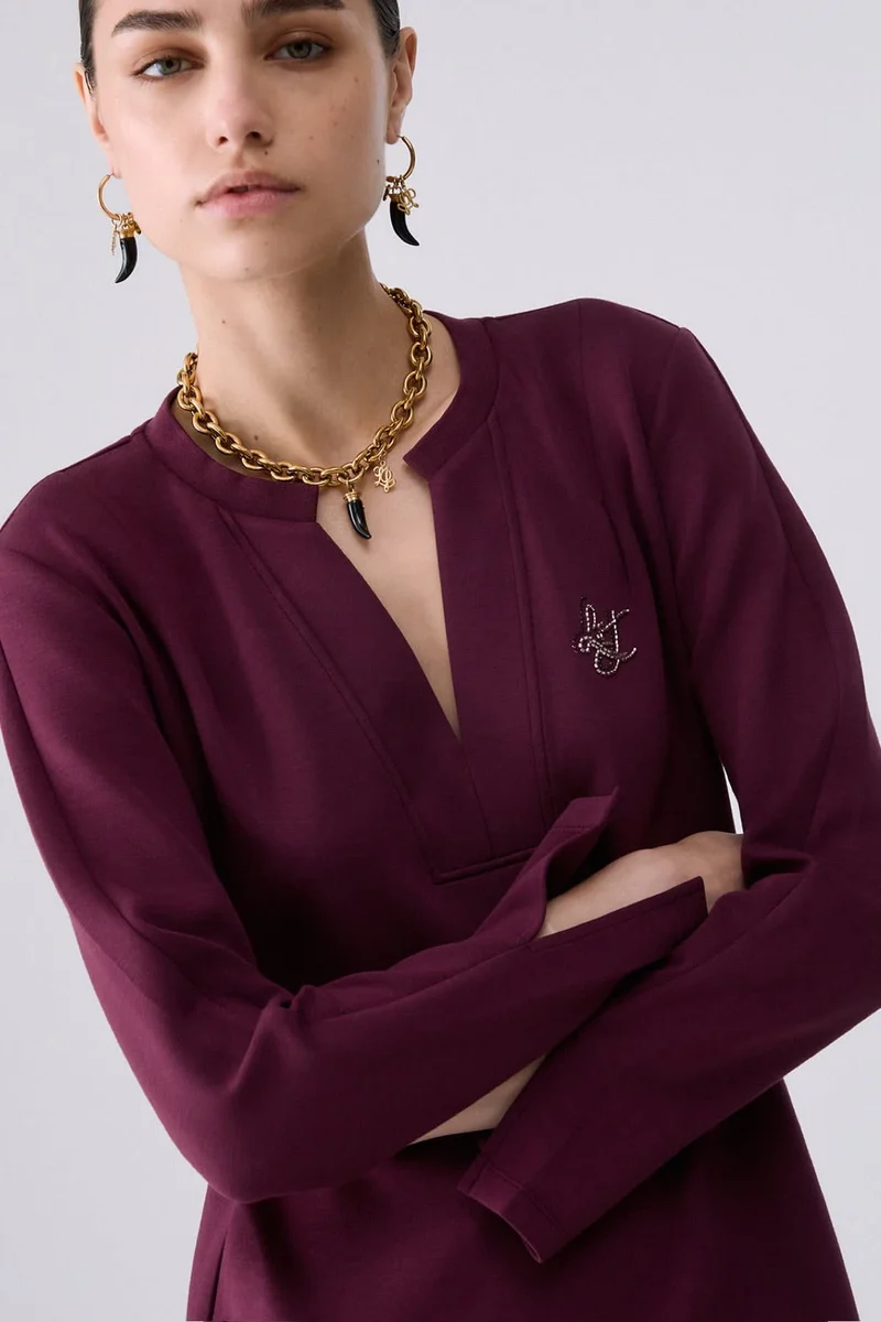 Robe courte à encolure en V et manches longues