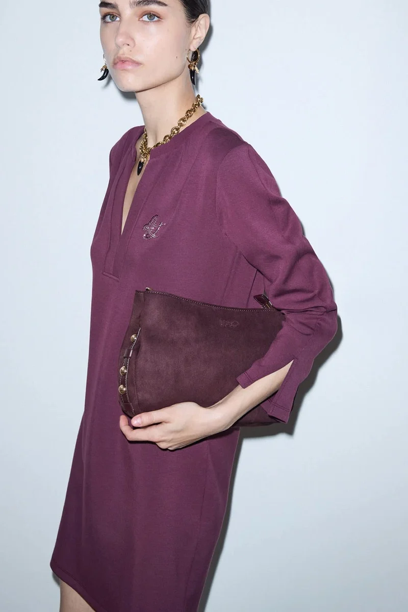 Robe courte à encolure en V et manches longues