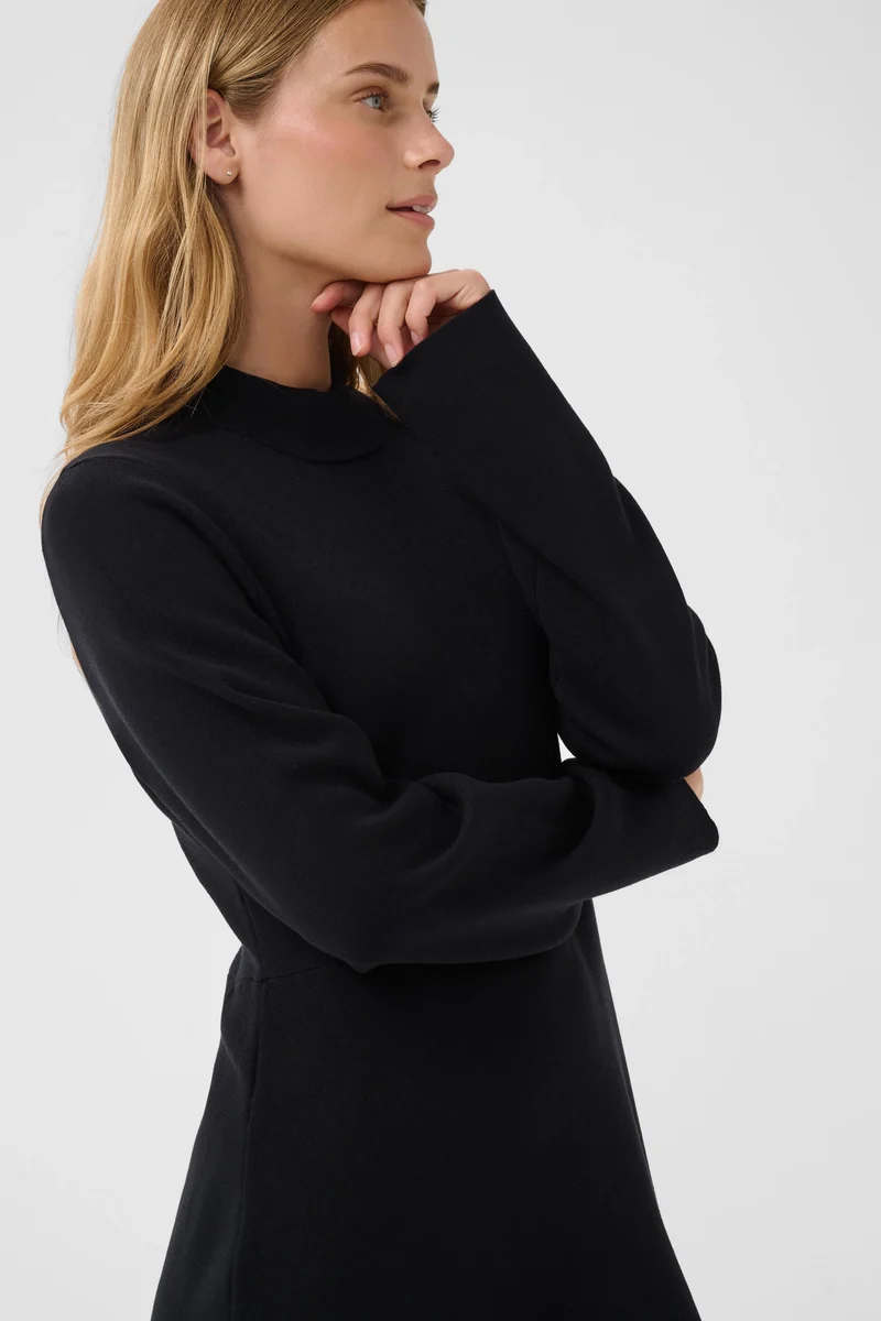 Robe courte en tricot à col montant Chanise