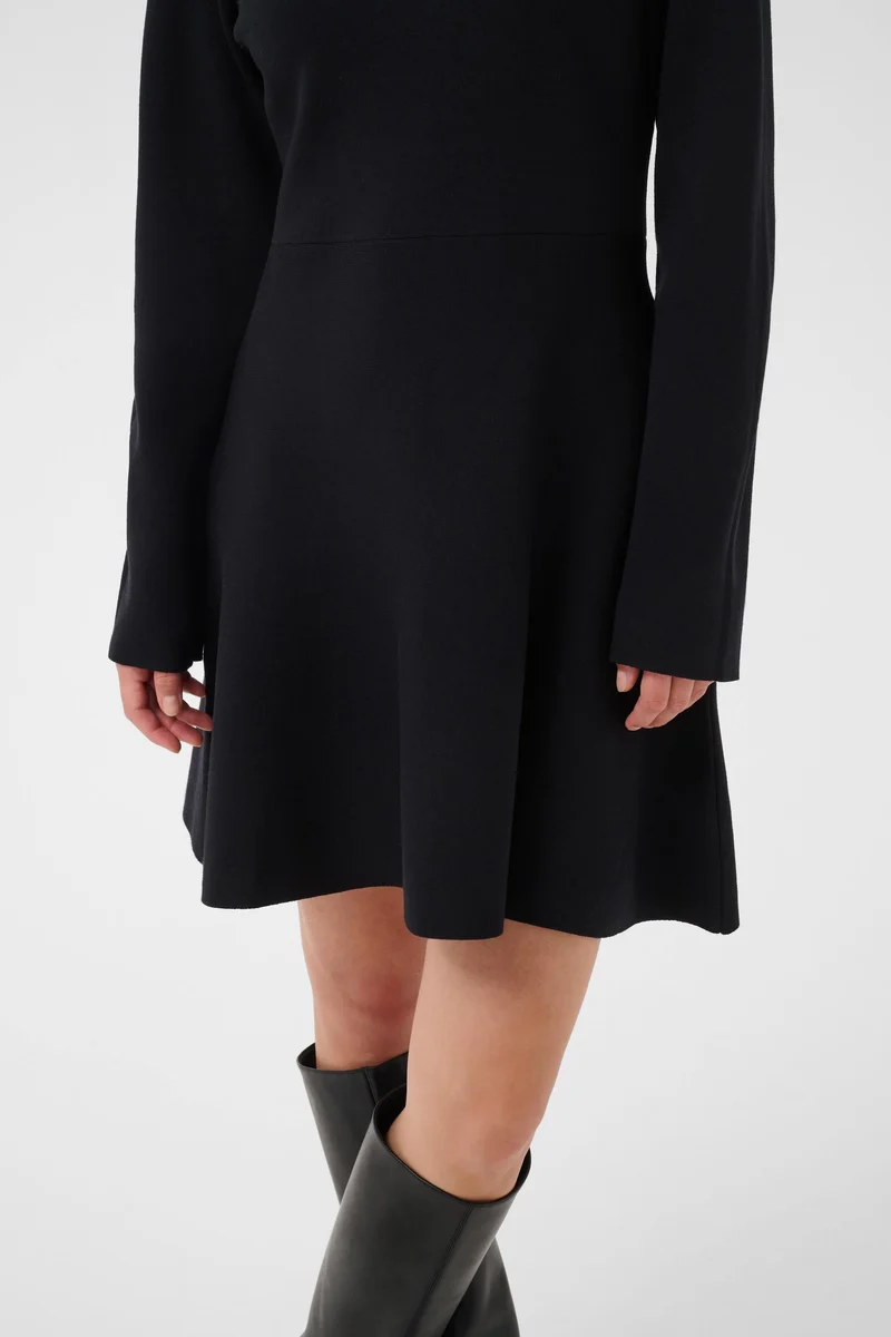 Robe courte en tricot à col montant Chanise