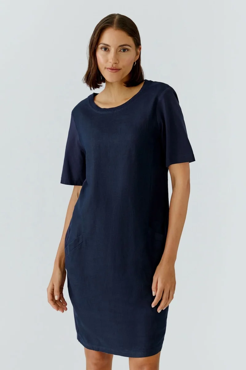 Robe droite minimaliste manches courtes