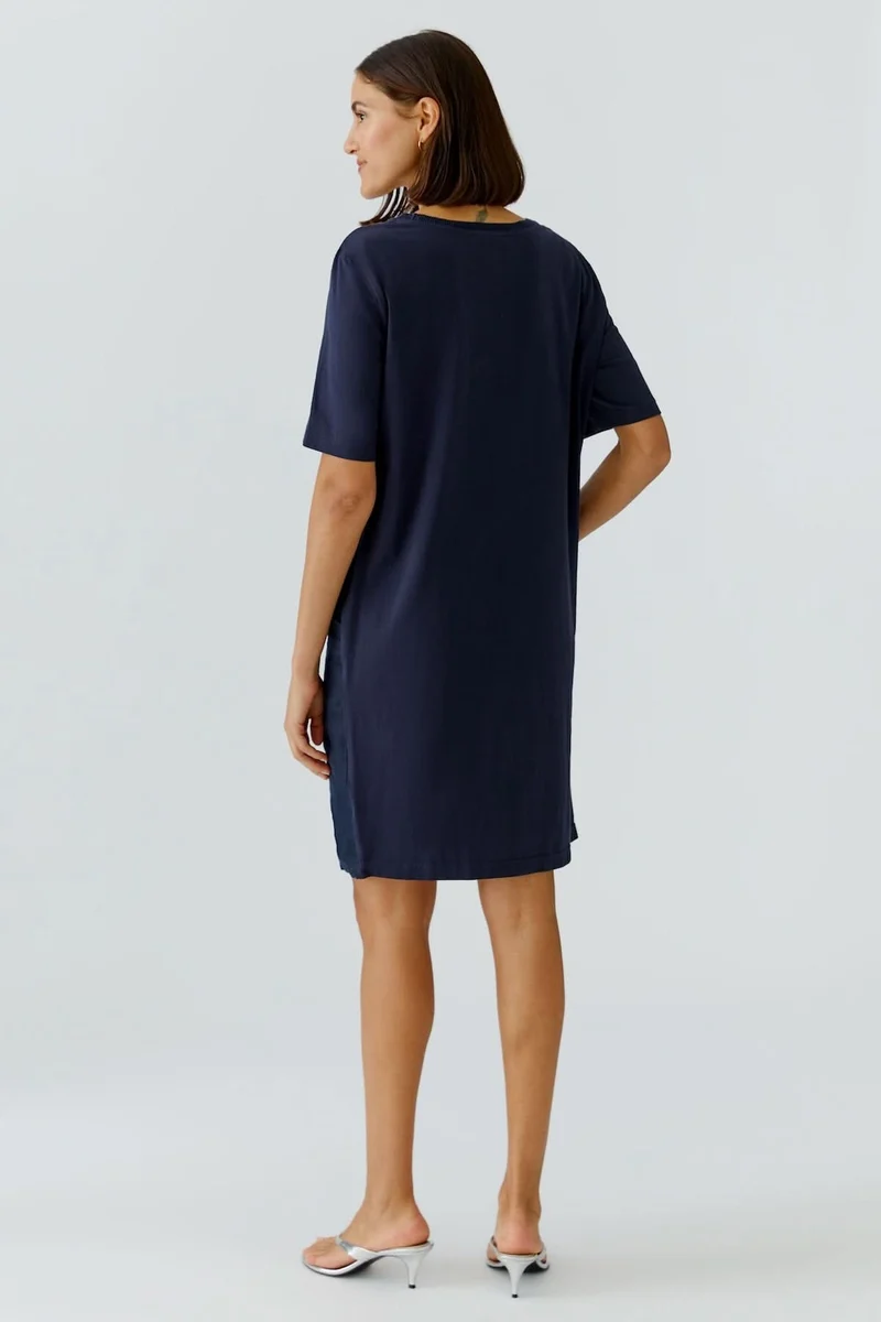 Robe droite minimaliste manches courtes