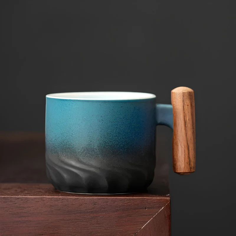 Tasse en céramique avec poignée en bois